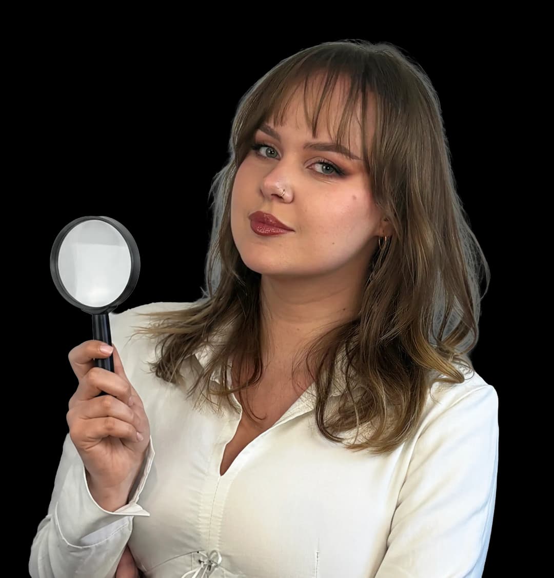Julia Polkowska z lupą